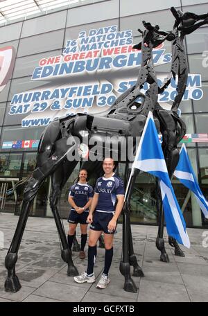 Andrew Turnbull et Micky Adamson, en Écosse, font la promotion de la compagnie aérienne IRB Emirates Airline Edinburgh 7s lors du photocall à l'Omni Centre, à Édimbourg. Banque D'Images