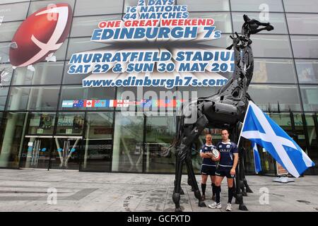 Andrew Turnbull et Micky Adamson, en Écosse, font la promotion de la compagnie aérienne IRB Emirates Airline Edinburgh 7s lors du photocall à l'Omni Centre, à Édimbourg. Banque D'Images