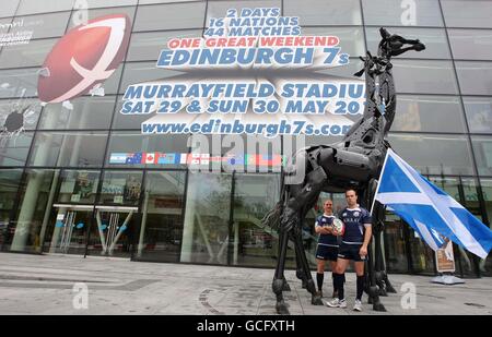 Andrew Turnbull et Micky Adamson, en Écosse, font la promotion de la compagnie aérienne IRB Emirates Airline Edinburgh 7s lors du photocall à l'Omni Centre, à Édimbourg. Banque D'Images