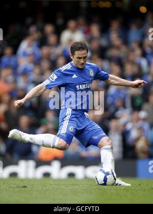 Soccer - Barclays Premier League - Chelsea / Wigan Athletic - Stamford Bridge.Frank Lampard, de Chelsea, marque le deuxième but du match de ses côtés à partir de la zone de pénalité Banque D'Images