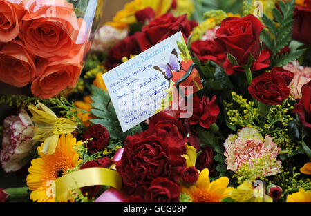 Un message laissé sur un hommage floral au Service de commémoration du 25e anniversaire du feu de la parade de la vallée de la ville de Bradford à la place du Centenaire, à Bradford. Banque D'Images