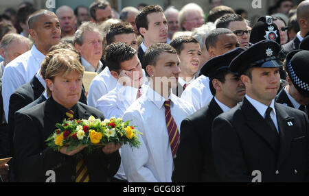 Les joueurs actuels de Bradford City se tiennent aux côtés de l'ancien gérant et joueur Stuart McCall (en face à gauche) et des membres des services d'urgence lors du Service de commémoration du 25e anniversaire du feu de la parade de la vallée de la ville de Bradford, sur la place du Centenaire, à Bradford. Banque D'Images