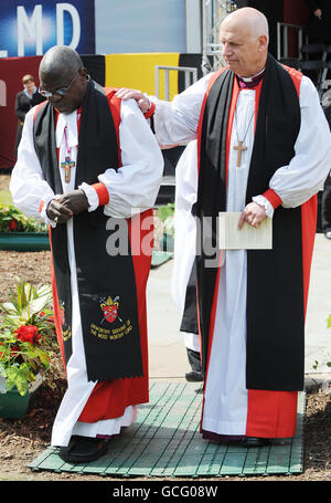 L'archevêque de York, le Dr John Sentamu (à gauche) et l'évêque de Bradford le révérend droit David James lors du Service de commémoration du 25e anniversaire du feu de la parade de la vallée de la ville de Bradford, place du Centenaire, Bradford. Banque D'Images