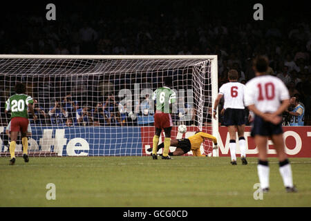 Football - coupe du monde de la FIFA Italia 1990 - quart de finale - Angleterre / Cameroun - Stadio San Paolo.Le gardien de but de l'Angleterre Peter Shilton ne parvient pas à empêcher Emmanuel KUNDE (6) de marquer sa pénalité. Banque D'Images