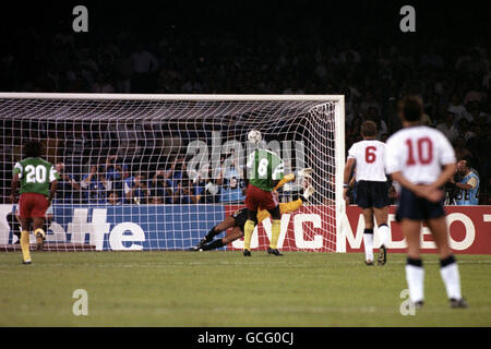 Le gardien de but de l'Angleterre Peter Shilton ne parvient pas à empêcher Emmanuel KUNDE (6) de marquer sa pénalité. Banque D'Images