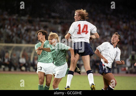 Football - coupe du monde de la FIFA Italia 1990 - semi finale - Allemagne de l'Ouest / Angleterre - Stadio Delle Alpi.Mark Wright, en Angleterre, remporte le ballon devant Karlheinz RIEDLE (l) et Juergen KLINSMANN en Allemagne de l'Ouest, ainsi que son coéquipier David Platt (r) Banque D'Images