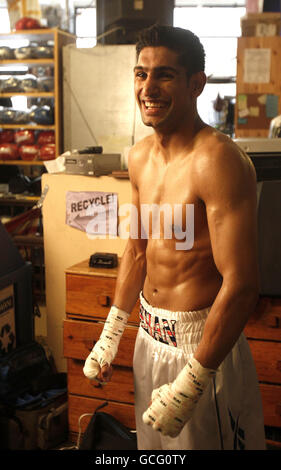 Amir Khan en Grande-Bretagne sourit alors qu'il pose pour les médias pendant l'entraînement de médias au Trinity Boxing Club, New York City, États-Unis. Banque D'Images