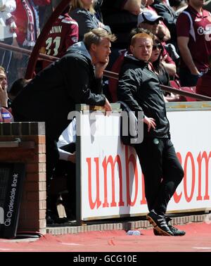 Neil Lennon (à droite), le directeur du Celtic, accompagné de Johan Mjallby, pendant la Clydesdale Bank Scottish Premier League au stade Tynecastle, à Édimbourg. Date de la photo: Dimanche 09 mai 2010. Voir PA Story FOOTBALL Hearts. Le crédit photo devrait se lire comme suit : Craig Halkett/PA Wire. ** Banque D'Images