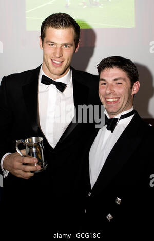 Tim visser (à gauche) décroche le prix de l'essai de l'année lors du dîner de remise des prix du club au Heriot's Rugby Club, à Édimbourg. Banque D'Images