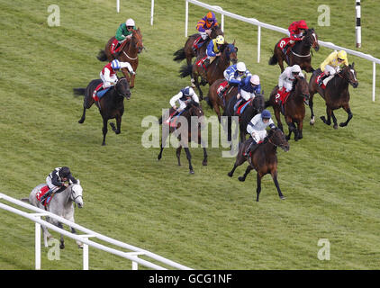 Courses hippiques - Berkshire County Blind Society Centenary Raceday - Hippodrome de Newbury.Berling et Jockey Eddie Ahern (à gauche) vont sur pour gagner le Berkshire County Blind Society handicap à l'hippodrome de Newbury. Banque D'Images