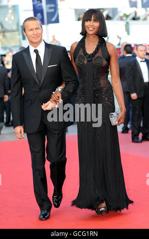 Naomi Campbell arrive avec Vladislav Doronin arrive pour la projection de Wall Street: L'argent ne dort jamais au Grand Auditorium Lumiere pendant le Festival de Cannes, France. Banque D'Images