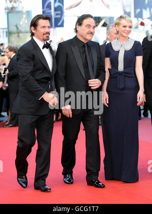 (De gauche) Josh Brolin, le réalisateur Oliver Stone et Carey Mulligan arrivent pour la projection de Wall Street: Money Never dort au Grand Auditorium Lumiere pendant le Festival de Cannes, France. Banque D'Images