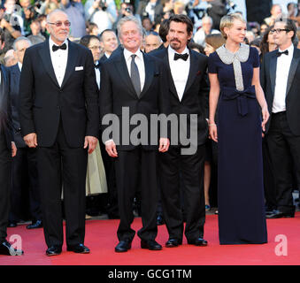 (De gauche) Frank Langella, Michael Douglas, Oliver Stone, Josh Brolin et Carey Mulligan arrivent pour la projection de Wall Street: Money Never dort au Grand Auditorium Lumiere pendant le Festival de Cannes, France. Banque D'Images