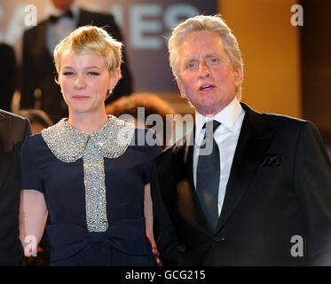 Carey Mulligan et Michael Douglas partent après la projection de Wall Street: Money Never dort au Grand Auditorium Lumiere pendant le Festival de Cannes, France. Banque D'Images