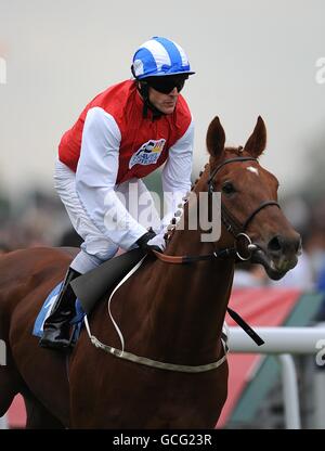 Jockey Kieren Fallon sur Dancing Dude va poster dans le Cedar court Grand Hotel & Spa York handicap pendant le troisième jour du Dante Festival 2010, à l'hippodrome de York Banque D'Images