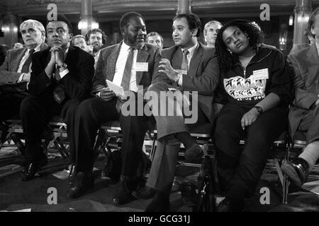 Les députés Paul Boateng deuxième à gauche, Bernie Grant, Keith Vaz et Diane Abbott, au cours du débat sur la création de sections noires distinctes au sein du Parti travailliste lors de la conférence annuelle du parti à Blackpool. Banque D'Images