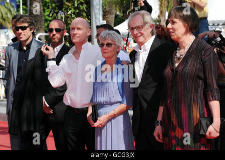 (De gauche à droite) l'acteur John Bishop, l'acteur Mark Womack, le scénariste Paul Laverty, l'épouse du réalisateur Lesley Ashton, le réalisateur Ken Loach et le producteur Rebecca O'Brien assistent à la première de route Irish, lors du 63e Festival de Cannes, en France. Le film est une entrée tardive pour la Palme d'Or. Banque D'Images