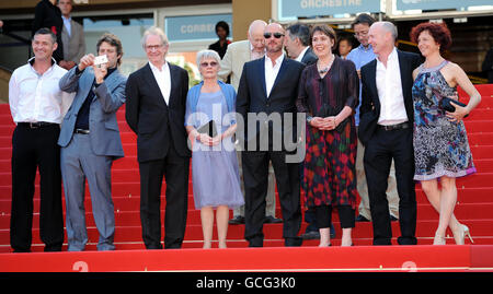 (De gauche à droite) l'acteur Trevor Williams, l'acteur John Bishop, le réalisateur Ken Loach, l'épouse du réalisateur Lesley Ashton, l'acteur Mark Womack, le producteur Rebecca O'Brien et le scénariste Paul Laverty assistent à la première de route Irish, lors du 63e Festival du film de Cannes, en France. Le film est une entrée tardive pour la Palme d'Or. Banque D'Images