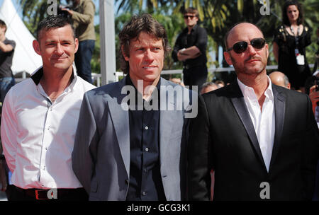 Les acteurs Trevor Williams (à gauche), John Bishop (au centre) et Mark Womack (à droite) assistent à la première de la route irlandaise de Ken Loach, dans laquelle ils font la star, lors du 63e Festival de Cannes, en France.Le film est une entrée tardive pour la Palme d'Or. Banque D'Images