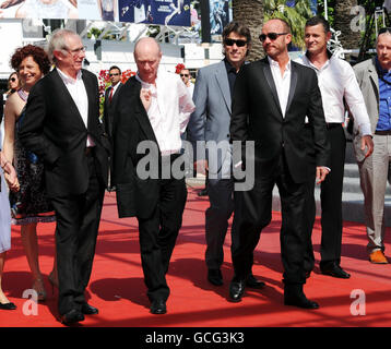 (De gauche à droite) le réalisateur Ken Loach, le scénariste Paul Laverty, l'acteur John Bishop, l'acteur Mark Womack et Trevor Williams assistent à la première de route Irish, lors du 63e Festival de Cannes, en France. Le film est une entrée tardive pour la Palme d'Or. Banque D'Images