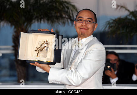 Apichatpong Weerasethakul, vainqueur de la Palme d'Or pour son film Uncle Boonmee qui peut rappeler ses vies passées au 63e Festival de Cannes, France. Banque D'Images