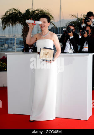 Juliette Binoche avec son prix pour la meilleure performance d'une actrice pour son rôle en copie certifiée au 63e Festival de Cannes, France. Banque D'Images