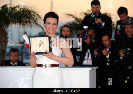 Juliette Binoche avec son prix pour la meilleure performance d'une actrice pour son rôle en copie certifiée au 63e Festival de Cannes, France. Banque D'Images