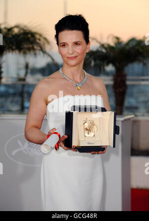 Juliette Binoche avec son prix pour la meilleure performance d'une actrice pour son rôle en copie certifiée au 63e Festival de Cannes, France. Banque D'Images