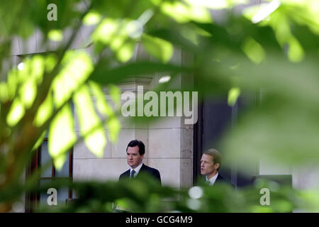 RETRANSMETTRE LE NOM MODIFICATIF DE DAVID LAW À DAVID LAWS le chancelier de l'Échiquier George Osborne (à gauche) et le secrétaire en chef du Trésor le député de David Laws tient une conférence de presse dans le jardin du Trésor de la HM, à Londres. Banque D'Images