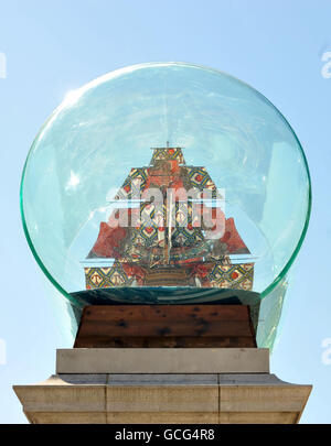 La nouvelle œuvre de l'artiste Yinka Shonibare, le Nelson's Ship in A Bottle, est dévoilée sur la quatrième plinthe de Trafalgar Square, à Londres. Banque D'Images