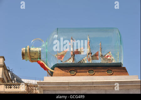 La nouvelle œuvre de l'artiste Yinka Shonibare, le Nelson's Ship in A Bottle, est dévoilée sur la quatrième plinthe de Trafalgar Square, à Londres. Banque D'Images