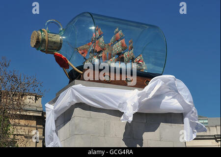 La nouvelle œuvre de l'artiste Yinka Shonibare, le Nelson's Ship in A Bottle, est dévoilée sur la quatrième plinthe de Trafalgar Square, à Londres. Banque D'Images