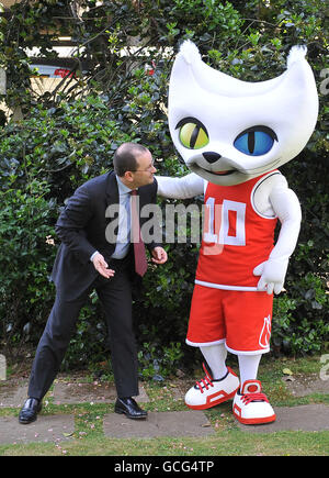 Bascat, avec Patrick Baumann de la FIBA, a dévoilé aujourd'hui la nouvelle mascotte des Championnats du monde de basket-ball, qui se tiendra en Turquie du 28 août au 12 septembre. Banque D'Images