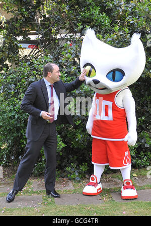 Bascat, avec Patrick Baumann de la FIBA, a dévoilé aujourd'hui la nouvelle mascotte des Championnats du monde de basket-ball, qui se tiendra en Turquie du 28 août au 12 septembre. Banque D'Images