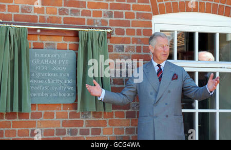 Prince of Wales dévoile une plaque lors de sa visite au Centre de recherche biologique d'Elm Farm, Hamstead Marshall, près de Newbury. Banque D'Images