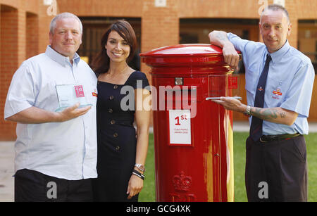 Vinny Earl, de Droylsden dans le Lancashire (à gauche), et Stephen Jones, de Bangor dans le nord du pays de Galles, ont remporté conjointement le prix de la bravoure nationale de Royal Mail, qu'ils ont reçu de la présentatrice One Show de la BBC, Christine Bleakley, lors des 1st Class People Awards du Royal Mail au Haberdashers Hall de Londres. Banque D'Images