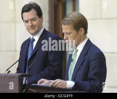 Le chancelier de l'Échiquier George Osborne (à gauche) et le secrétaire en chef du Trésor David Laws MP tiennent une conférence de presse dans le jardin du Trésor de HM, à Londres. Banque D'Images