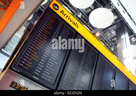 Un panneau des arrivées situé dans le terminal 5 de l'aéroport d'Heathrow montre certains des vols entrants annulés le premier jour de la grève des membres de l'équipage de cabine de British Airways. Banque D'Images