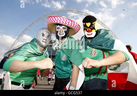 Football - International friendly - Angleterre / Mexique - Wembley Stadium. Les fans mexicains arrivent pour le match Banque D'Images