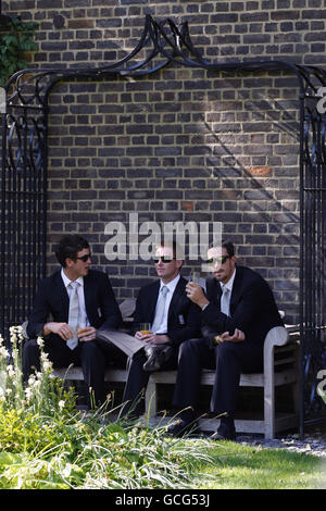 (De gauche à droite) Craig Kieswetter, Eoin Morgan et Kevin Pietersen dans le jardin du 10 Downing Street, Londres, avant une réception pour le champion du monde d'Angleterre Twenty20 Cricketers, organisée par le Premier ministre David Cameron. Banque D'Images