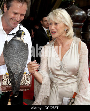 Dame Helen Mirren arrive au BFI Imax Cinema dans le centre de Londres, pour la première du film Arabia, un documentaire 3D célébrant l'histoire et la culture de l'Arabie Saoudite. Banque D'Images