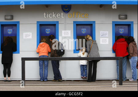 Les fans de football de Portsmouth achètent les 1,000 derniers billets pour la finale de la coupe FA contre Chelsea après avoir fait la queue au parc de Fratton, Portsmouth. Banque D'Images