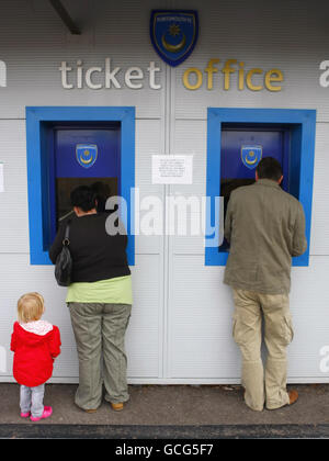 Les fans de football de Portsmouth achètent les 1,000 derniers billets pour la finale de la coupe FA contre Chelsea après avoir fait la queue au parc de Fratton, Portsmouth. Banque D'Images