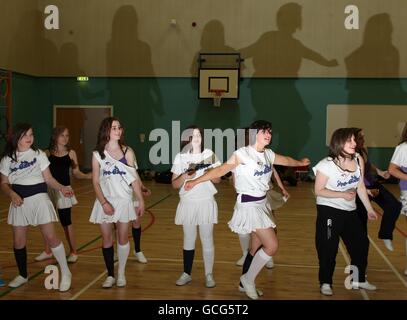 Répétition d'un groupe de 60 danseurs de Perth et Kinross au campus de Glenearn, Perth, qui se déroulera au 7s Emirates Airline Edinburgh ce week-end. Banque D'Images