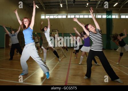 Répétition d'un groupe de 60 danseurs de Perth et Kinross au campus de Glenearn, Perth, qui se déroulera au 7s Emirates Airline Edinburgh ce week-end. Banque D'Images