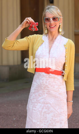 Auteur Lauren Child, après avoir reçu un MBE de la reine Elizabeth II de Grande-Bretagne à Buckingham Palace, Londres. Banque D'Images