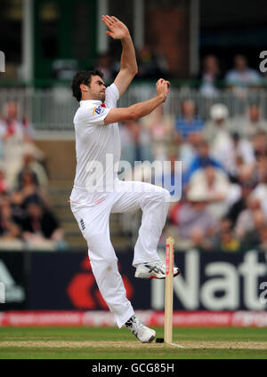 James Anderson en Angleterre dans une action de bowling contre le Bangladesh. Banque D'Images