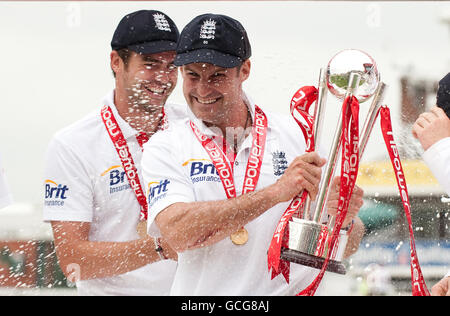 Le capitaine d'Angleterre Andrew Strauss (à droite) célèbre avec James Anderson après avoir battu le Bangladesh pour remporter le deuxième test à Old Trafford, Manchester. Banque D'Images