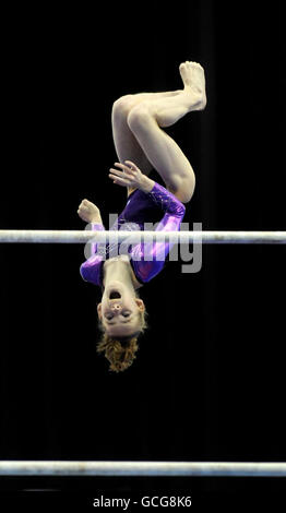 Anastasia Grishina en Russie est en compétition sur les barreaux inégaux lors des championnats artistiques européens de la NIA à Birmingham. Banque D'Images