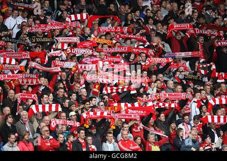 Football - Barclays Premier League - Liverpool / Chelsea - Anfield.Les fans de Liverpool tiennent leurs foulards dans les tribunes. Banque D'Images